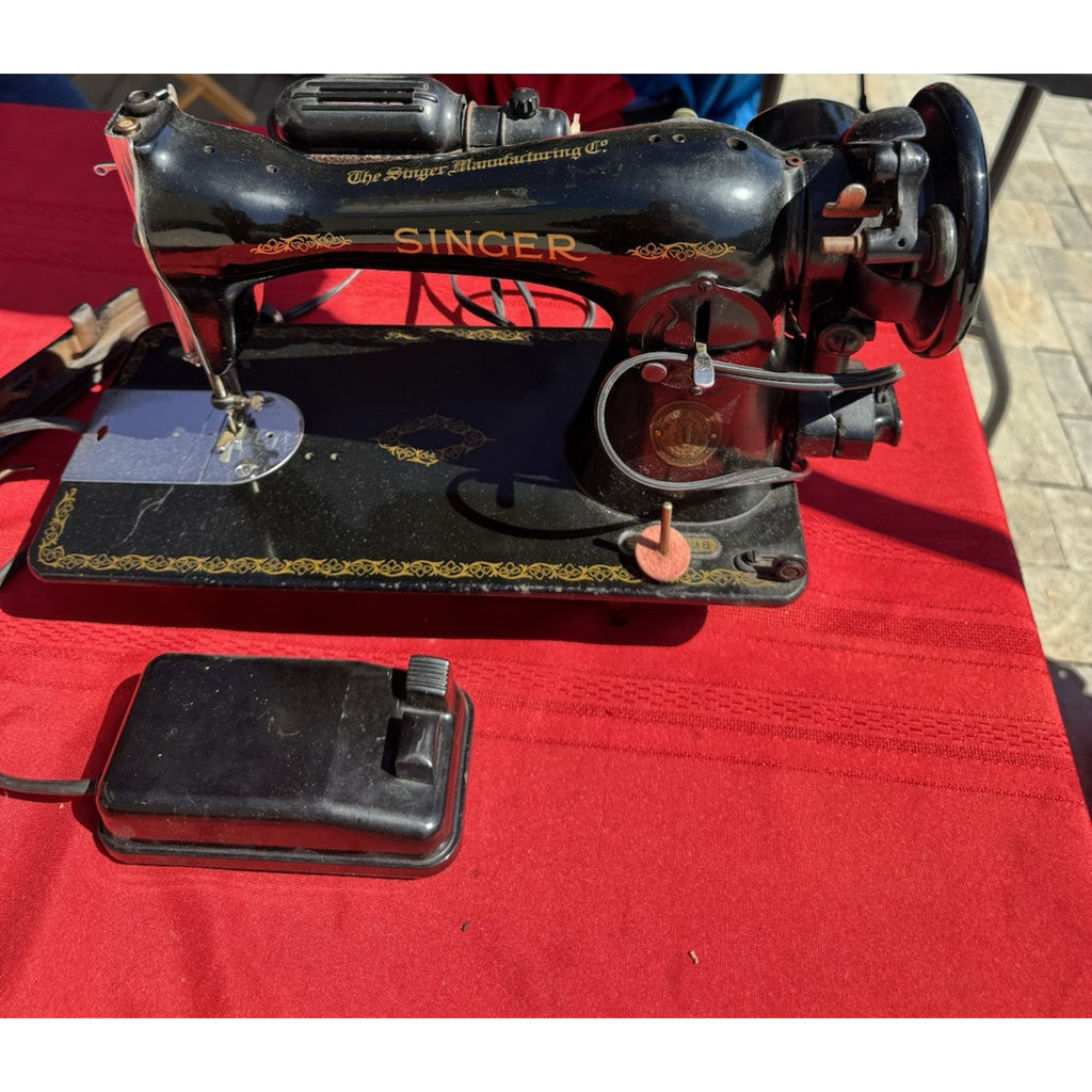Vintage 1950’s Singer 15-91 Sewing Machine With Foot Pedal & Accessories