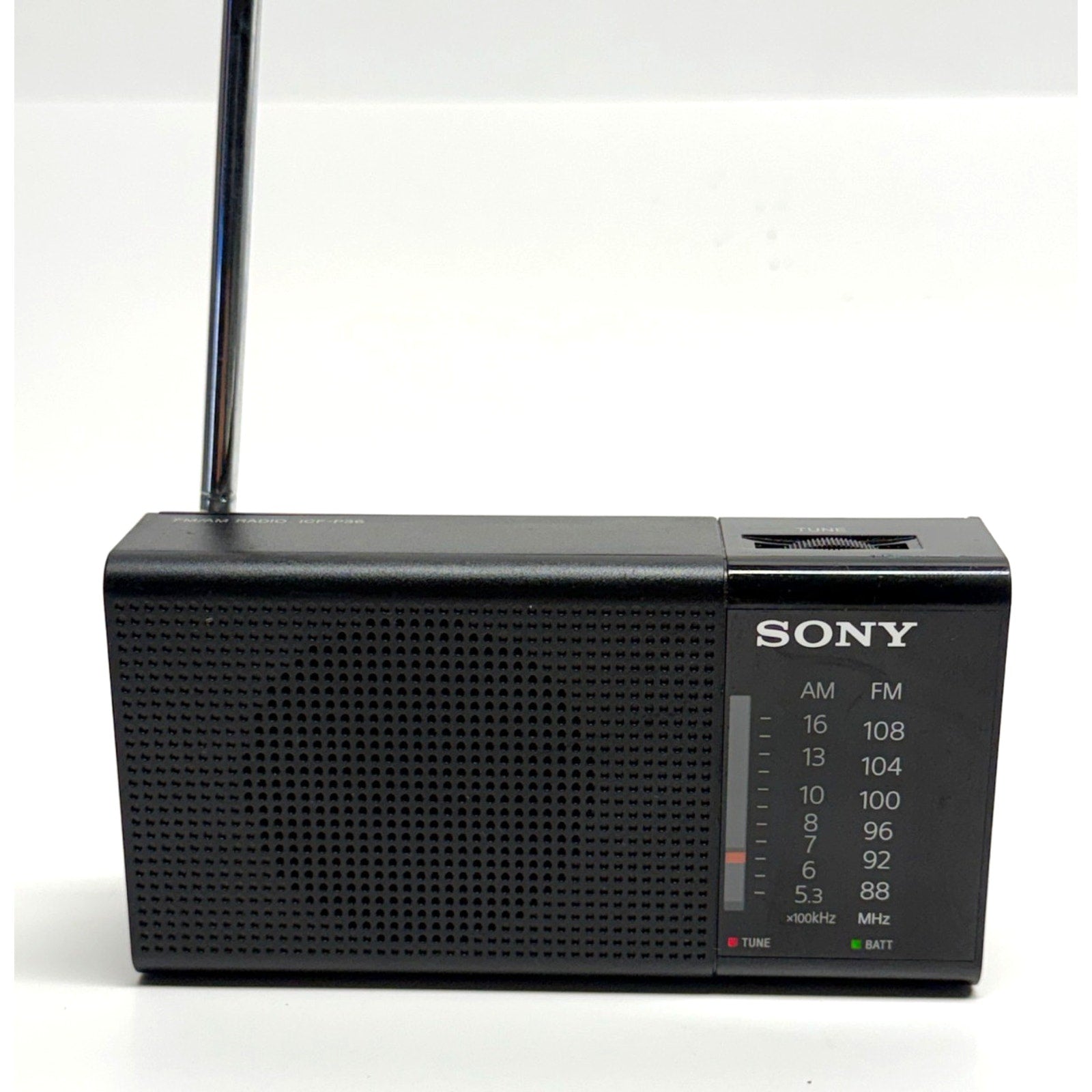 Vintage SONY handy portable radio ICF-P36: FM / AM /