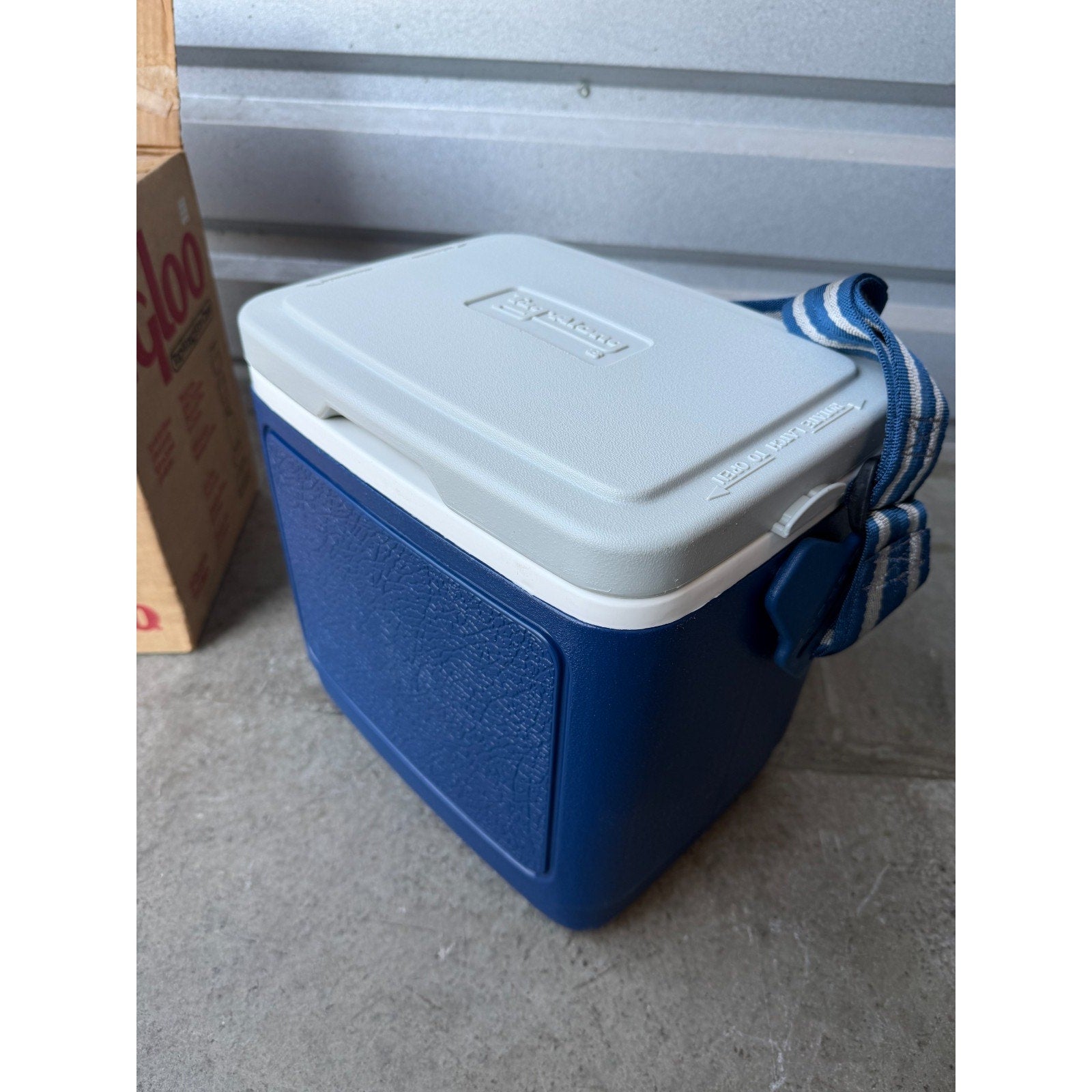 VINTAGE NOS 1984 Igloo Tag Along 8 Cooler Blue Grey Lid Strap Model 84