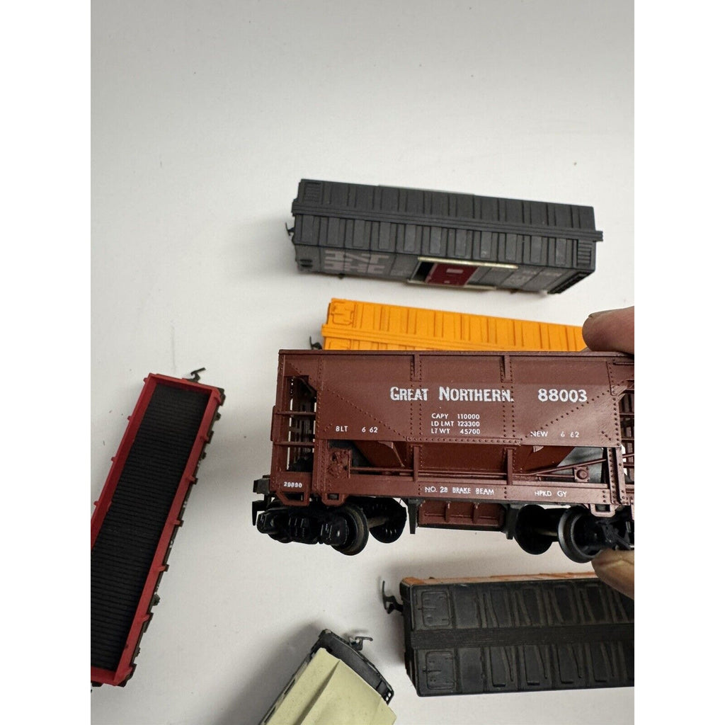 Vintage Lot of 20 Trains New Haven, Southern, Evergreen, Union Pacific, Wesson