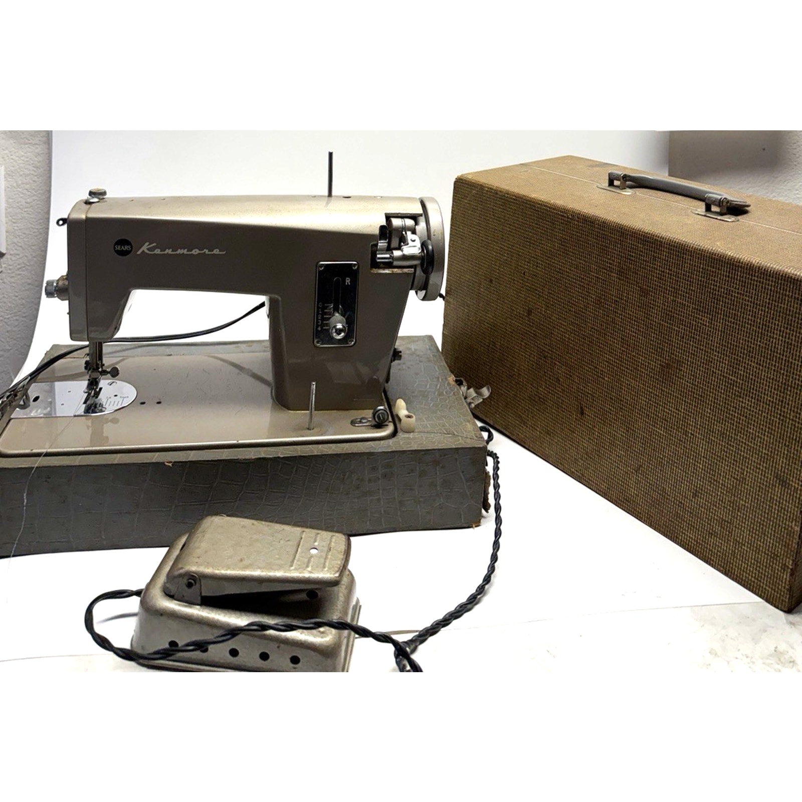 VINTAGE 1960s Kenmore Model 148.280 Sewing Machine w/ Foot Pedal - WORKS GREAT !