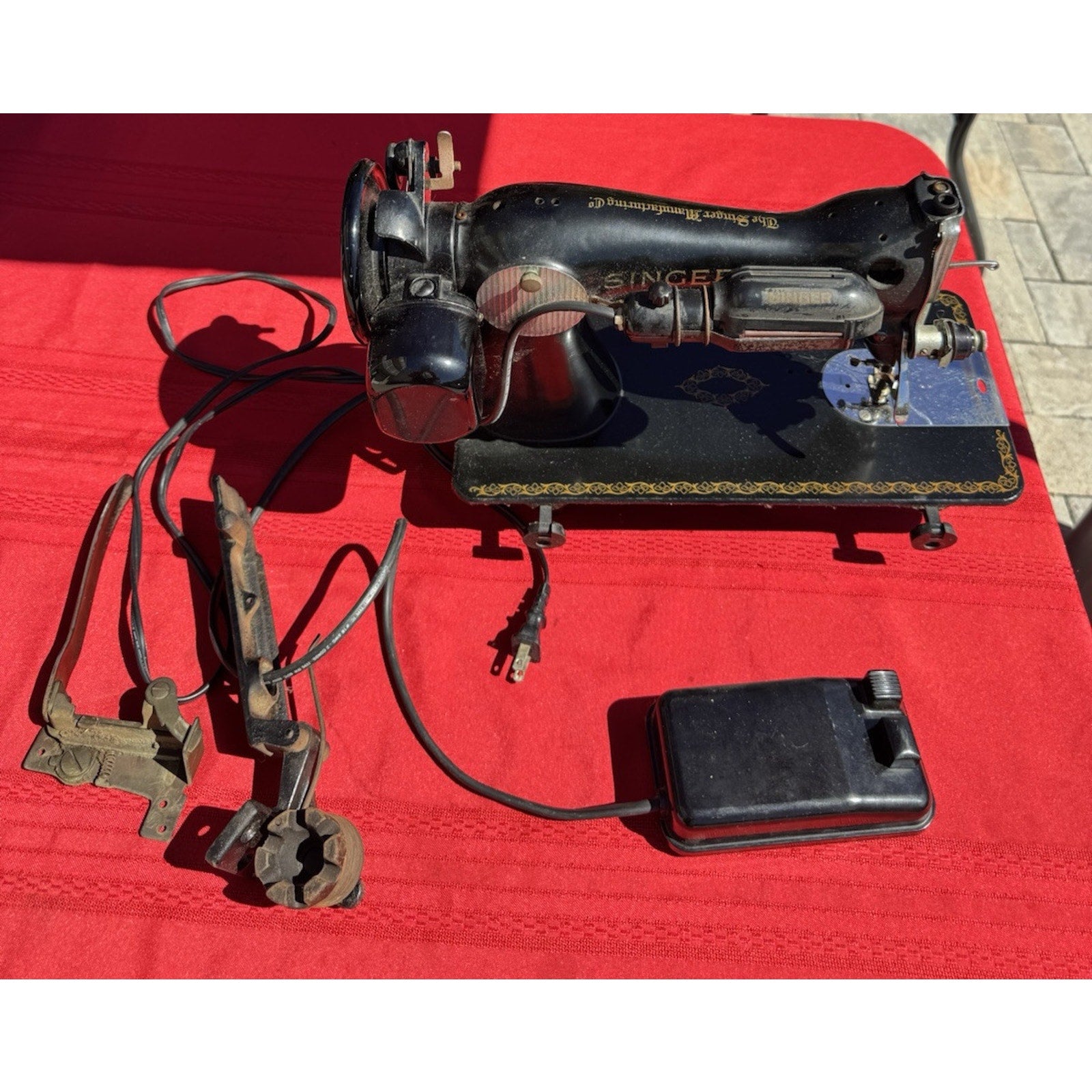 Vintage 1950’s Singer 15-91 Sewing Machine With Foot Pedal & Accessories