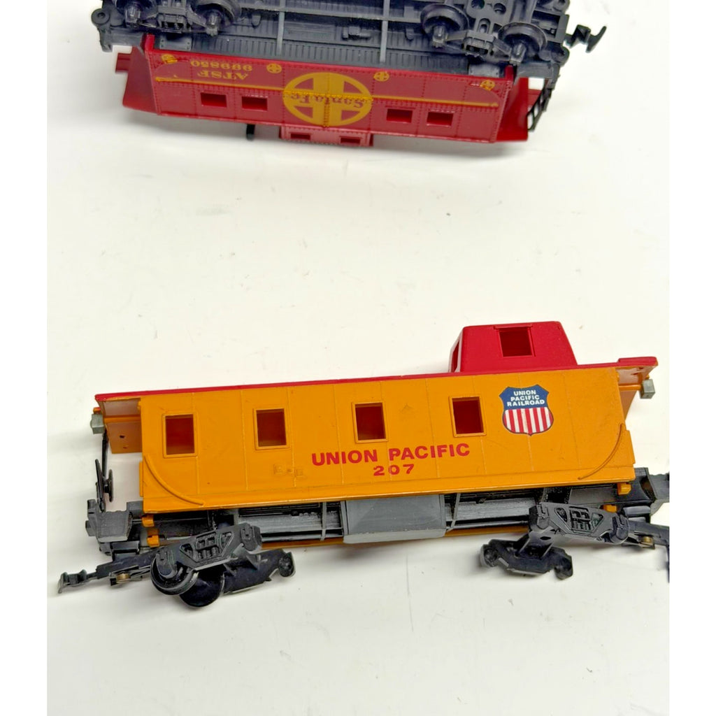 Vtg Lot of 2 HO Scale Cabooses Life-Like Santa Fe ATSF & Bachmann Union Pac 207