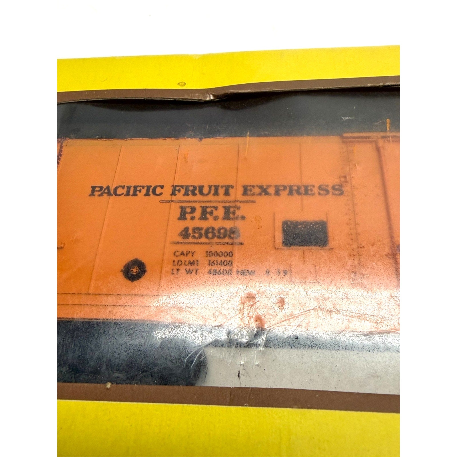 Vintage NEW AHM HO Gauge SCALE PFE Pacific Fruit Express Reefer 45698 1:87