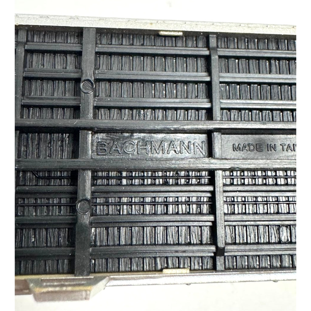 VINTAGE HO Scale Bachmann 50' Steel Reefer Car - Made in Taiwan