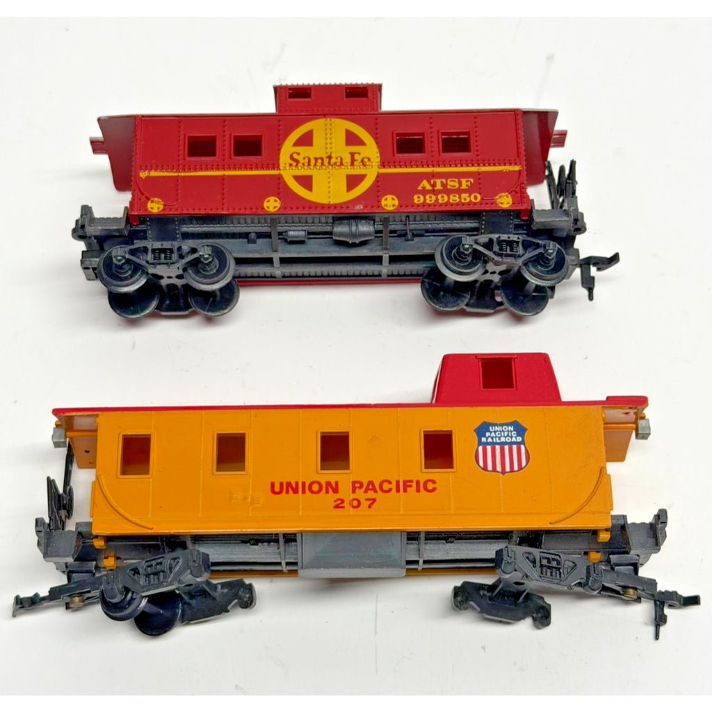 Vtg Lot of 2 HO Scale Cabooses Life-Like Santa Fe ATSF & Bachmann Union Pac 207