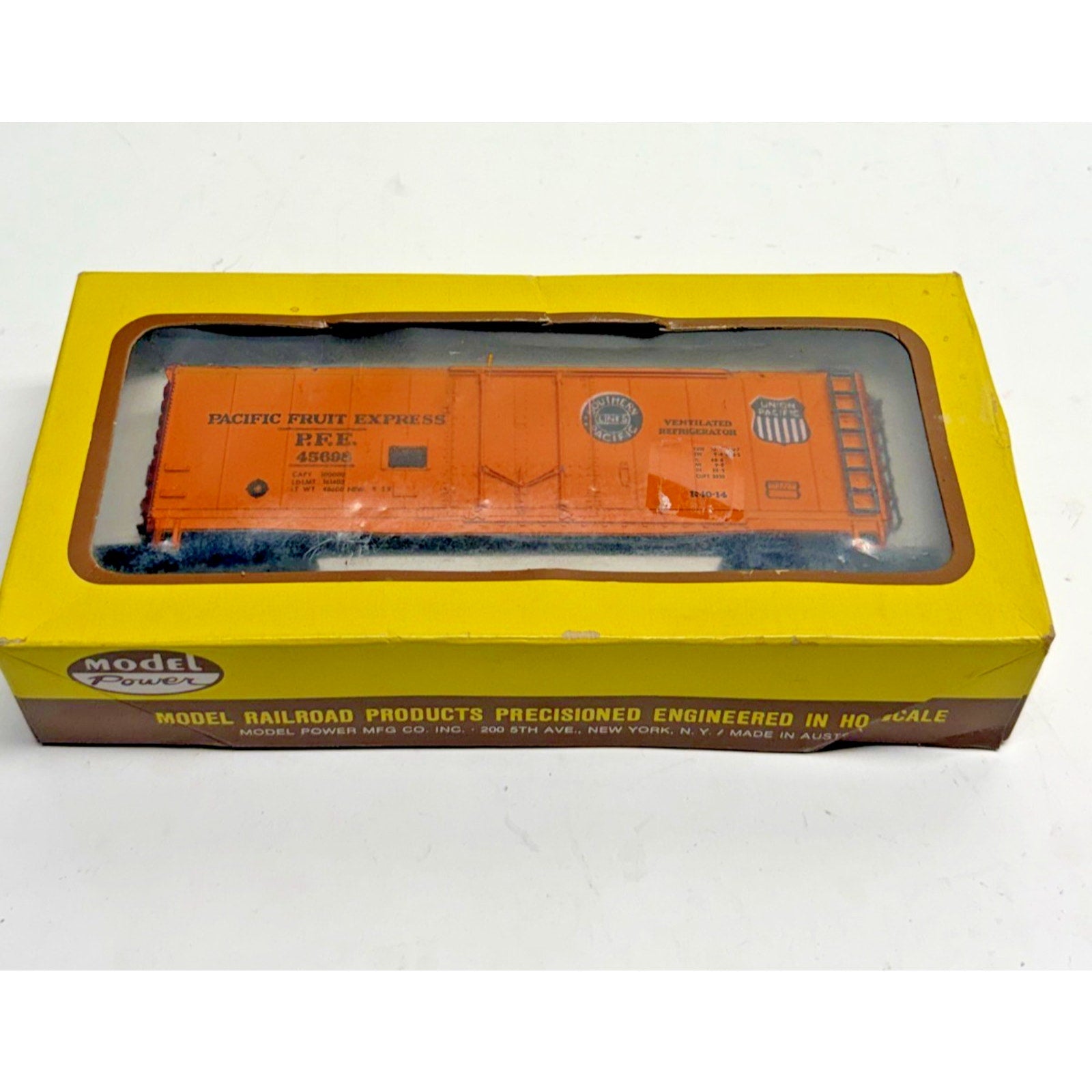Vintage NEW AHM HO Gauge SCALE PFE Pacific Fruit Express Reefer 45698 1:87