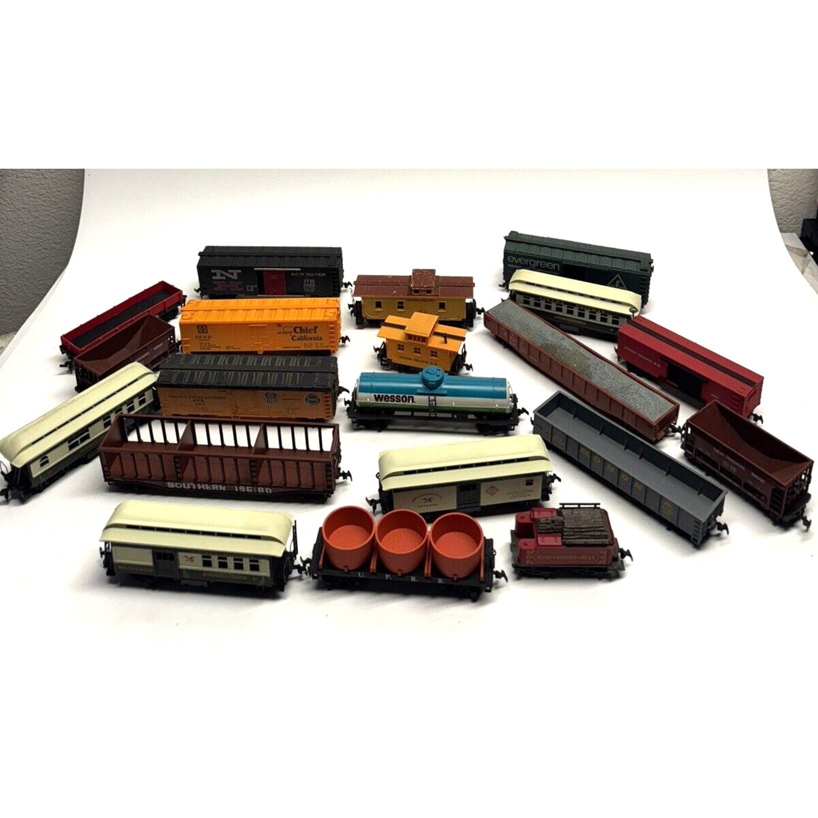Vintage Lot of 20 Trains New Haven, Southern, Evergreen, Union Pacific, Wesson