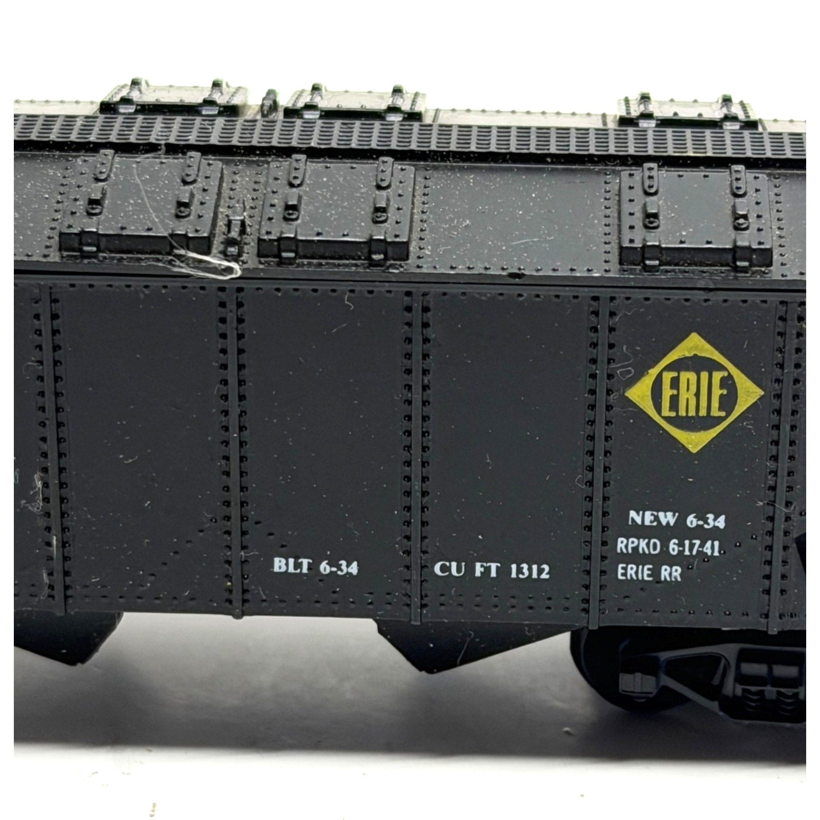Vintage Life Like HO Erie 2-Bay Covered Hopper Car # 4065 Model Freight Train
