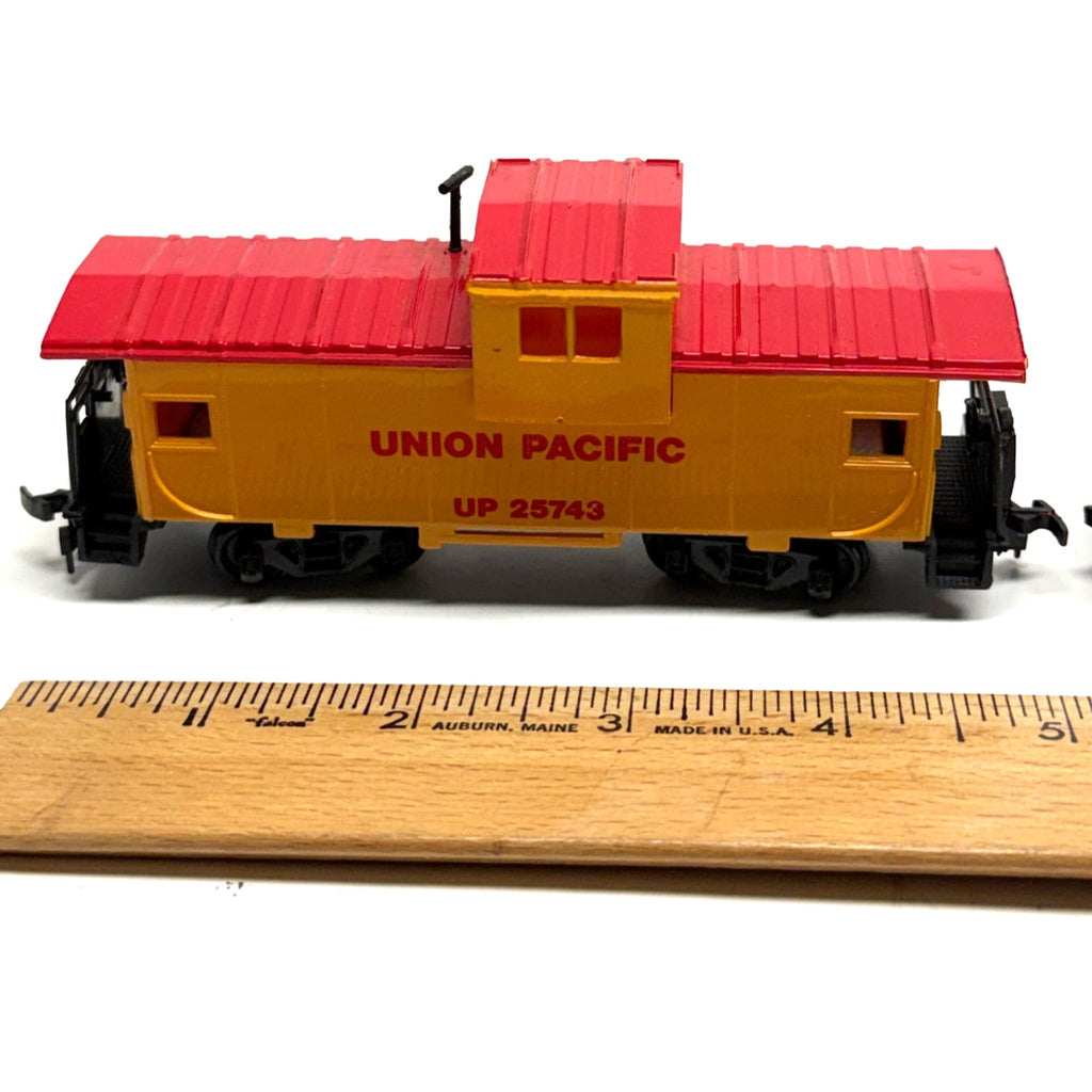Vintage lot of 2 Bachmann HO Scale Union Pacific UP 25743 Caboose Train