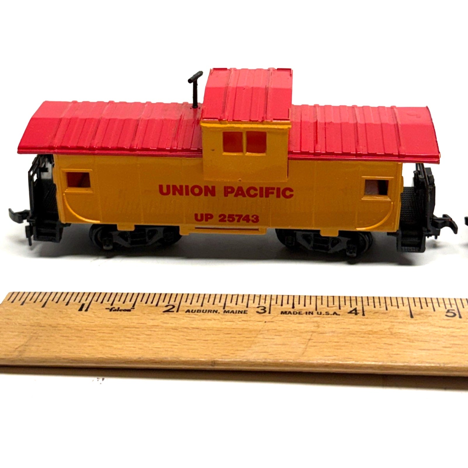 Vintage lot of 2 Bachmann HO Scale Union Pacific UP 25743 Caboose Train