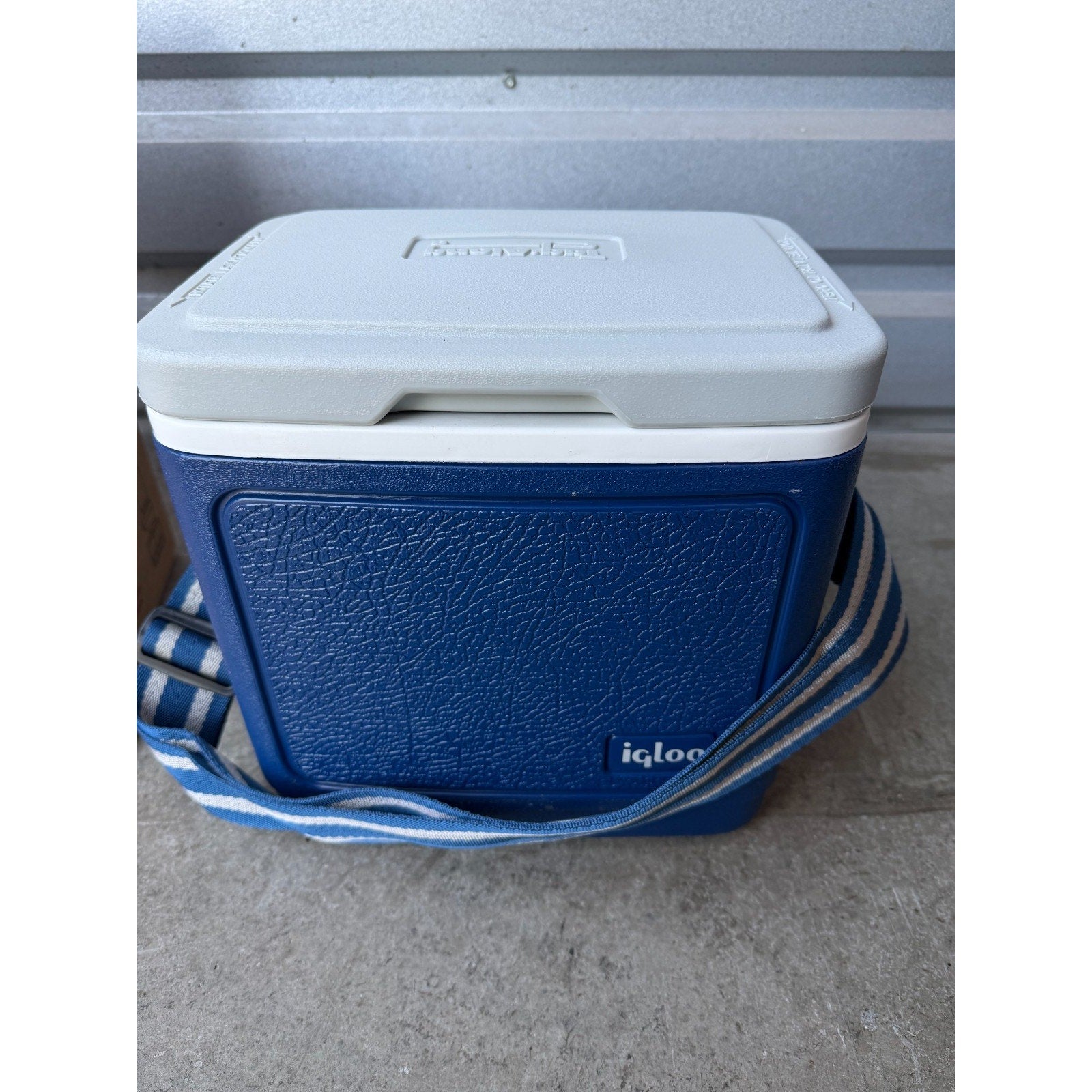 VINTAGE NOS 1984 Igloo Tag Along 8 Cooler Blue Grey Lid Strap Model 84