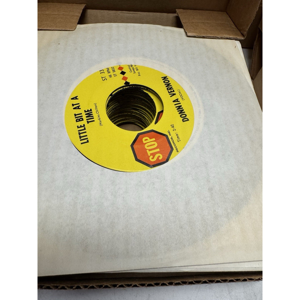 VINTAGE NOS LOT OF 25 VINYLS DONNIA VERNON 7" Single