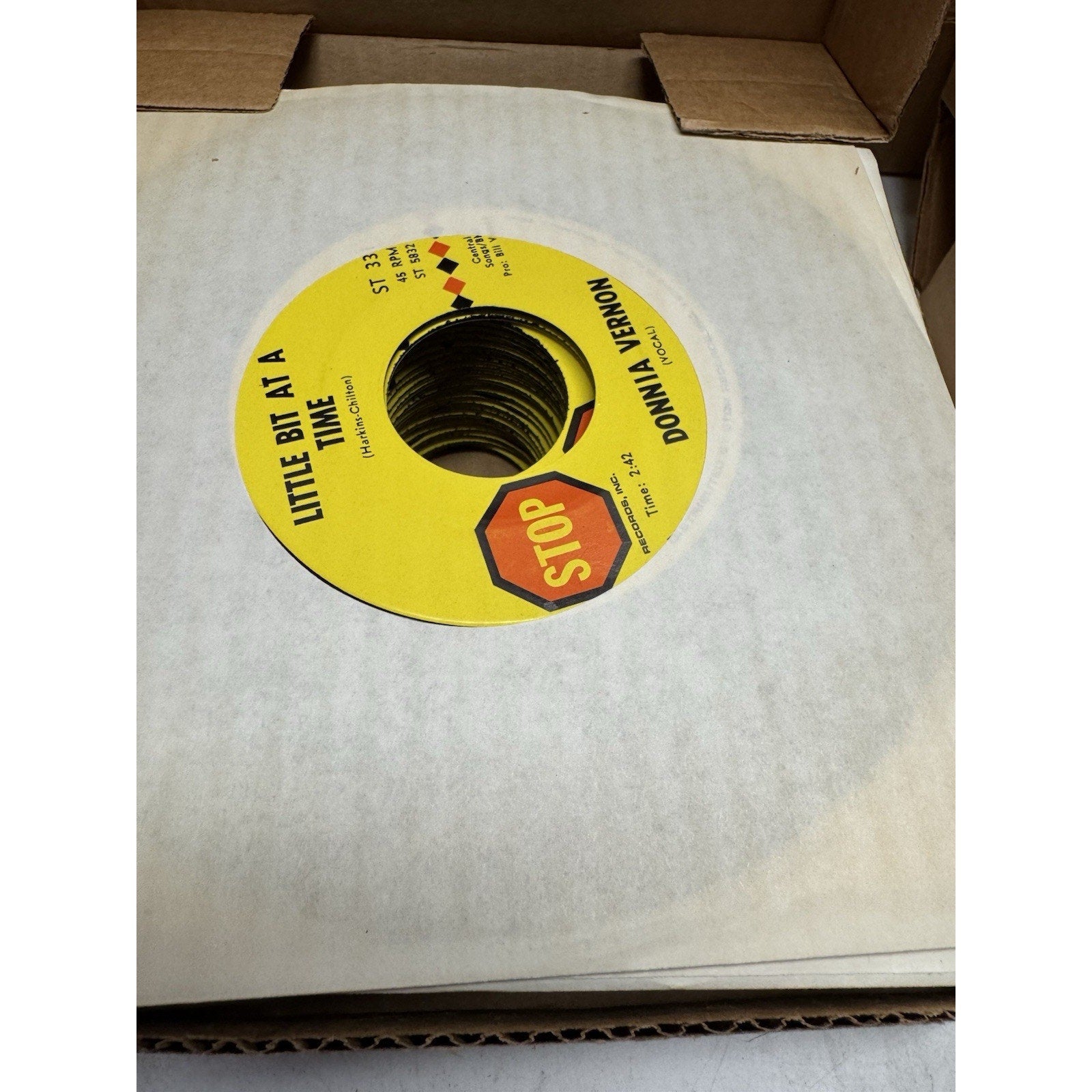 VINTAGE NOS LOT OF 25 VINYLS DONNIA VERNON 7" Single
