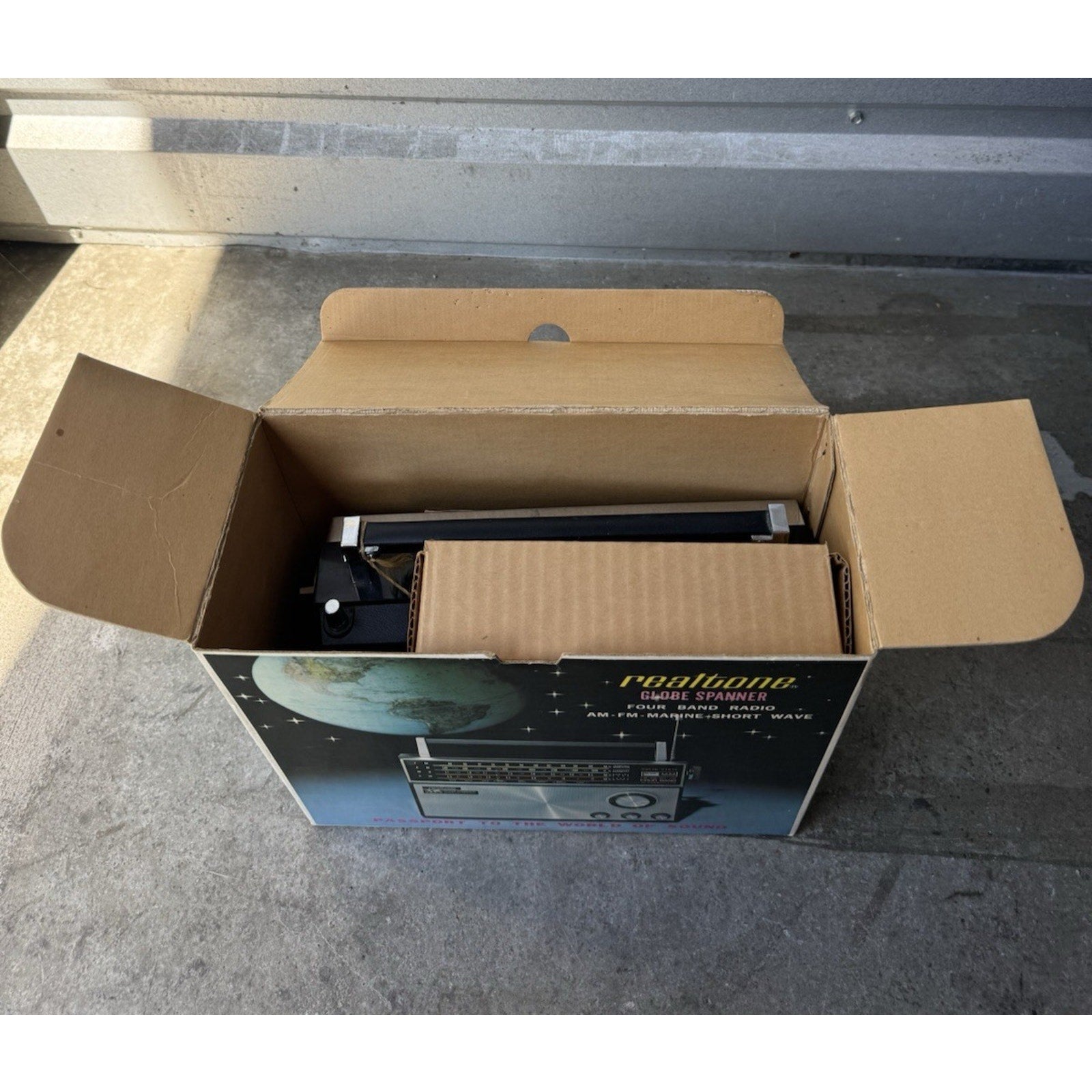 Vintage Realtone Solid State Radio AM FM 2437 Globe Spanner w/Box & Manual